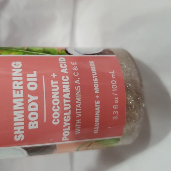 Shimmering coconut polyglutamic oil and strawberry hyaluronic acid smoothing oil - Picture 4 of 10